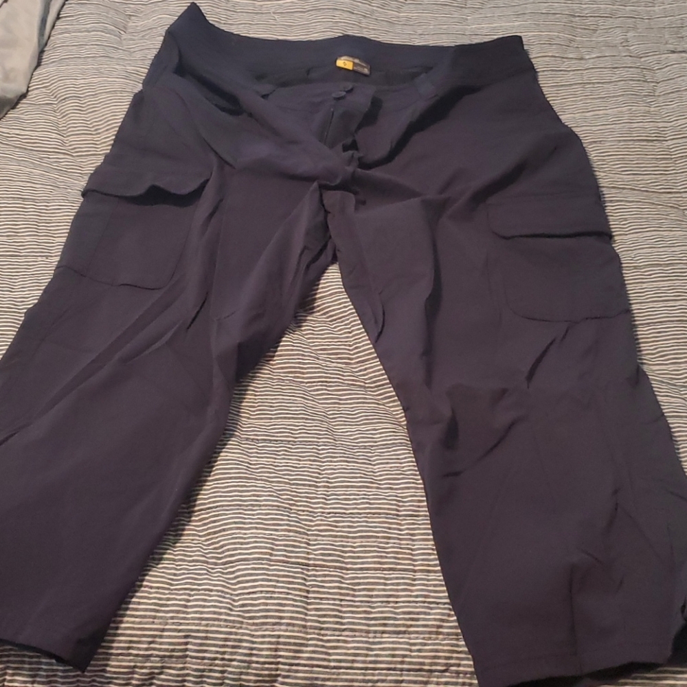Eddie Bauer dri fit style cargo capris